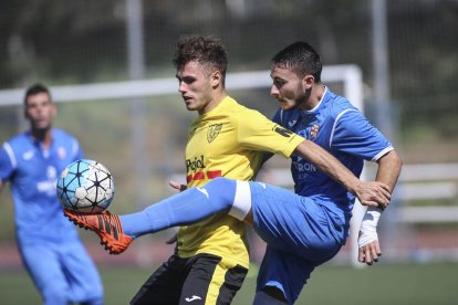 Un jugador del Vista Alegre despeja ante uno del Mollerussa que intentaba controlar el balón.