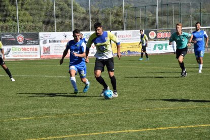 Un jugador del Ponts controla el balón ante la presión de un rival.