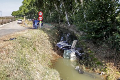 Vista del vehículo del fallecido tras caer al canal en Vallfogona de Balaguer a finales de julio. 