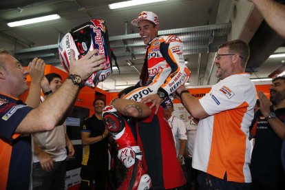 L’equip de Marc Màrquez manteja el pilot de Cervera al seu box després d’aconseguir una impressionant victòria al Gran Premi d’Aragó.