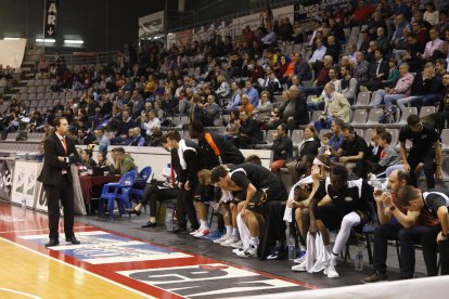 Jorge Serna se dirige a sus jugadores de banquillo durante el partido de este miércoles ante Alicante.