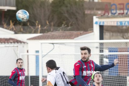 Un jugador del Tàrrega i un del Vallfogona pugnen per una pilota aèria. 