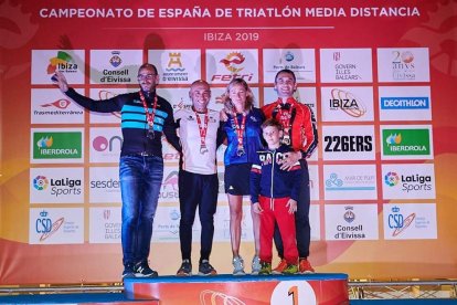 Ángel Vidal, del club Prosan, campeón en su grupo de edad. En el centro, Eva Ribalta, del Xafatolls, ganó dos oros y Jordi Montraveta, de Cervera, campeón Sub’23.