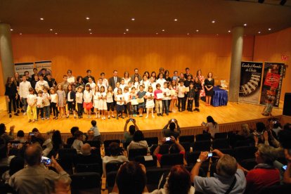 Fotografía de grupo de los diferentes ganadores tras la clausura del acto en el Auditori Enric Granados. 