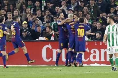 Els jugadors del Barça celebren el tercer gol davant el Betis, obra de l’uruguaià Luis Suárez, que encara en marcaria un més per tancar la golejada.