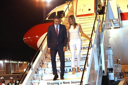 El president del Govern espanyol, Pedro Sánchez, i la seua dona, Begoña Gómez, a l’arribar a Osaka.