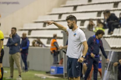 Molo dóna instruccions a l’equip durant el partit de diumenge passat contra l’At. Llevant.