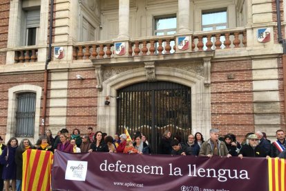 Concentración en defensa del catalán en Perpinyà, ayer.