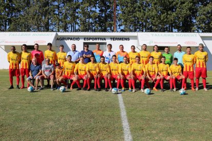 Foto de equipo del Térmens, que estrenaba una nueva equipación con la ‘senyera’, antes de la disputa del partido.