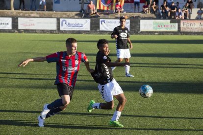 Un jugador del Tàrrega presiona a uno de la Rapitenca.