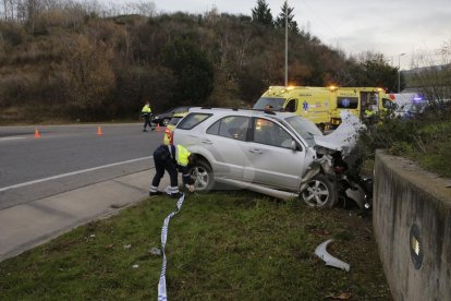 Mor en xocar contra el mur d'una rotonda de l'Ll-11 a Lleida