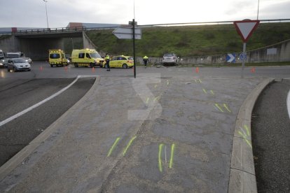 Muere al chocar contra el muro de una rotonda de la Ll-11 en Lleida