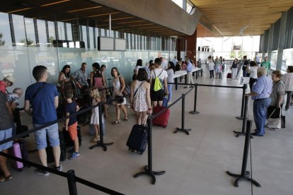 Viatgers a la terminal d’Alguaire durant la primera jornada dels vols d’estiu a Eivissa i Menorca.