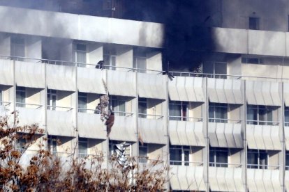 Alguns hostes van fugir dels atacs a través dels balcons.