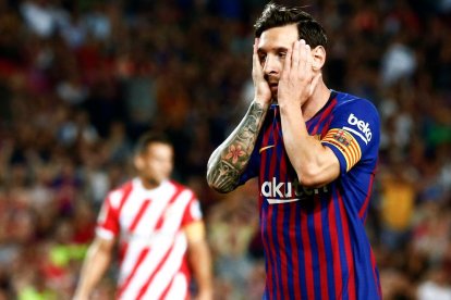 Leo Messi, que va firmar el primer gol del partit, es posa les mans al cap després d’encaixar el primer revés de la temporada, en un matx en el qual els blaugranes van haver de remar contracorrent.