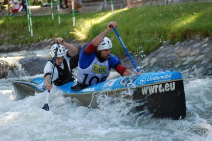 Alan Padilla y Xavier Miralles, durante uno de los descensos de ayer en el Parc del Segre.