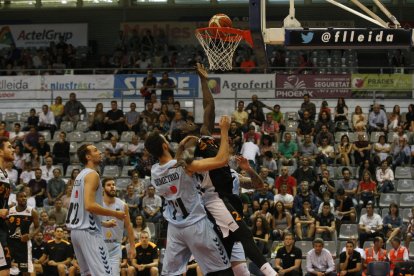 Ablaye Mbaye durante el partido en el Barris Nord ante el Breogán.