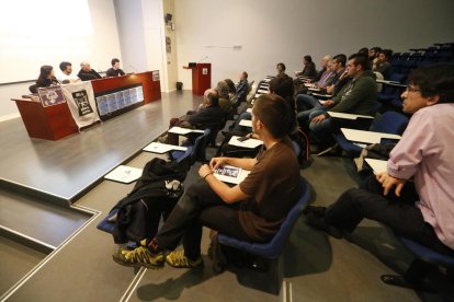 Membres de la plataforma contra l’autopista elèctrica a Lleida.