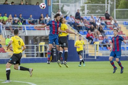 Tano Bonnín pentina la pilota perquè la rebi Pedro Martín i anoti el gol de l’empat.