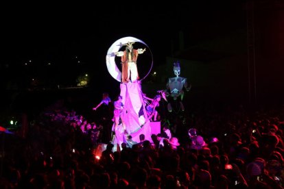 Actuaciones aéreas, escenografía, música y estructuras móviles protagonizan la gran noche del Aquelarre de Cervera