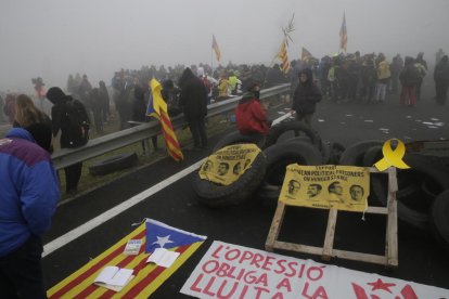 Infermers voluntaris s’identificaven amb una bandera il·luminada