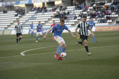 Bojan Radulovic lo intentó durante todo el partido, como en este remate en el primer tiempo.