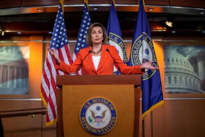 Nancy Pelosi, presidenta de la Cambra de Representants, va atendre els mitjans abans de la votació.