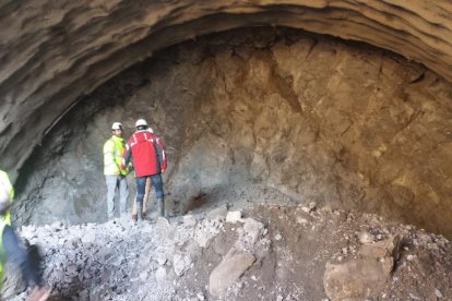 Imagen de los operarios en el interior del túnel de Tres Ponts, en la carretera C-14.