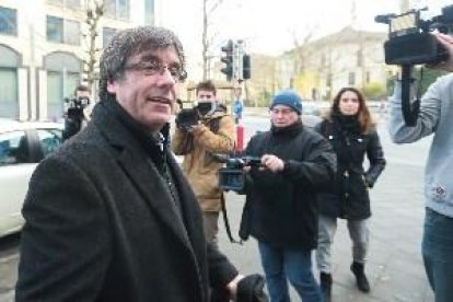 Puigdemont arriba a l'aeroport per prendre un vol amb destinació a Copenhaguen