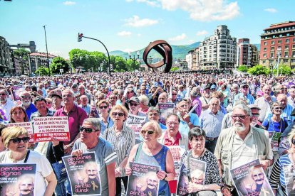 Miles de pensionistas en Bilbao, ayer, pidiendo pensiones dignas.