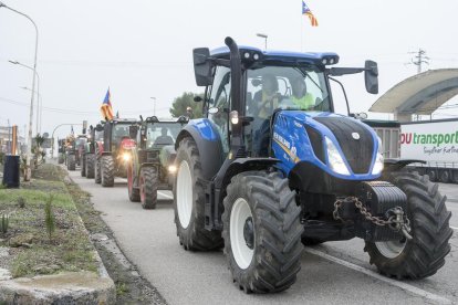 Tractors a la presó de Lledoners - Uns vuitanta tractors es van concentrar ahir a la presó de Lledoners, al Bages, per reivindicar la llibertat dels dirigents independentistes empresonats. Convocats per Unió de Pagesos, una vintena dels tractors ...