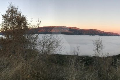 La niebla cubría ayer gran parte de la Vall d'Àger. En la imagen la sierra del Montsec al fondo.