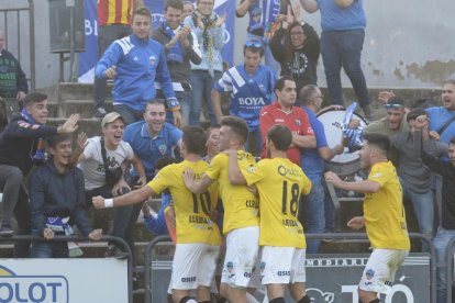 Els jugadors del Lleida celebren el gol de Juanto Ortuño amb els aficionats lleidatans que es van desplaçar fins a Olot.