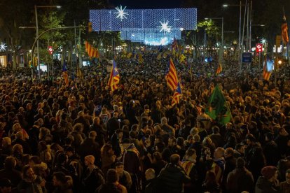 Unas 40.000 personas, según la Guardia Urbana, se manifestaron ayer en Barcelona para “tumbar el régimen del 78”.