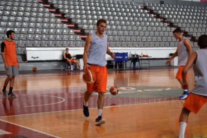 Fernando Sierra, durant l’entrenament al Barris Nord.