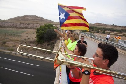 Manifestantes ayer por la tarde en uno de los puentes sobre la A-2 en Tàrrega.