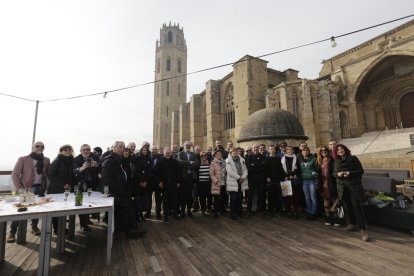 El alcalde y el resto del gobierno municipal, ayer en la Seu Vella en el encuentro con los periodistas.