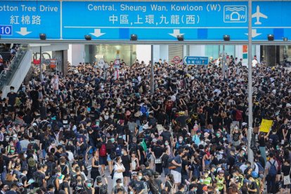 Manifestants entren a la seu del Parlament de Hong Kong després de fer caure la porta