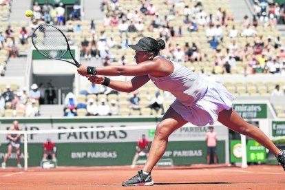 Naomi Osaka, en una acción de su partido ante Siniakova, ayer.