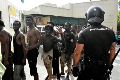 Fotografia de dimecres passat de diversos immigrants a Ceuta.