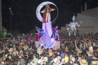 El Mascle Cabró apareció a las dos de la madrugada entre el público montado sobre la pirámide del Aquelarre.