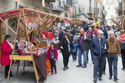 Numeroso público paseó ayer por la calle Major de Cervera, repleta de paradas de libros.