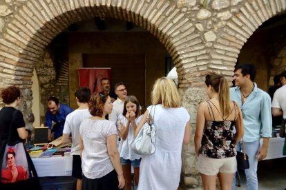 El estand de una editorial leridana en la feria y Lo Pau de Ponts (derecha), protagonista del acto de clausura. 