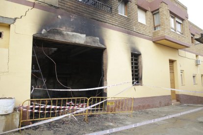 Estado en el que quedó la vivienda y el almacén tras el fuego provocado por una caldera de biomasa.