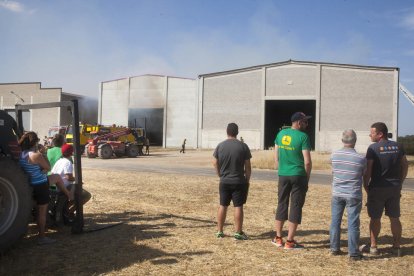 Veïns que es van desplaçar ahir fins a les naus afectades per l’incendi a Sant Ramon.