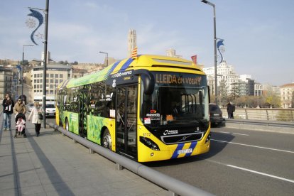 Un dels vehicles híbrids del servei d’autobusos.