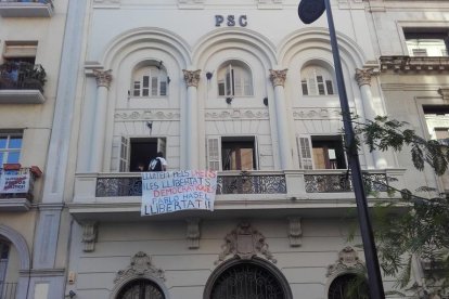 Imatge de la pancarta que van penjar aquest dilluns a la seu del PSC.