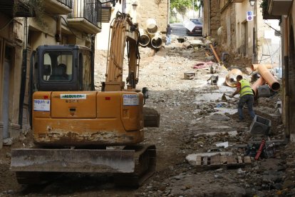 Danys a les obres del carrer Botera, on la tempesta va arrossegar terra i grava que va tapar embornals.