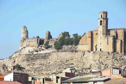 El conjunt monumental de Castelló amb el castell i l’església.