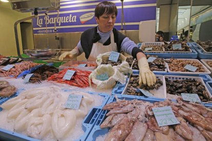 Elisa Capdevila en la pescadería La Barqueta en el mercado de Cappont ayer.